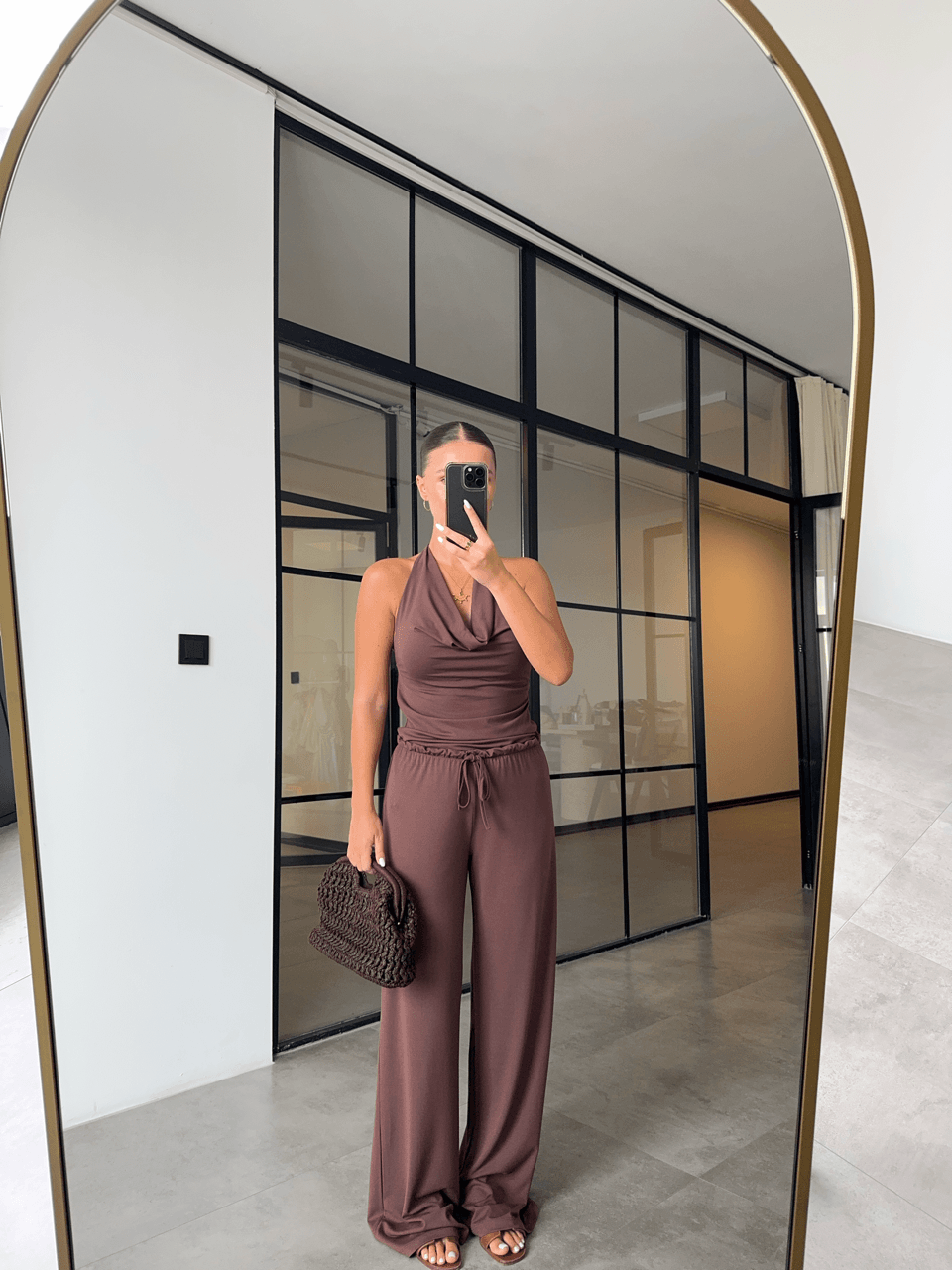 KAHVERENGİ HALTER YAKA DÖKÜMLÜ BLUZ PANTOLON MODAL TAKIM