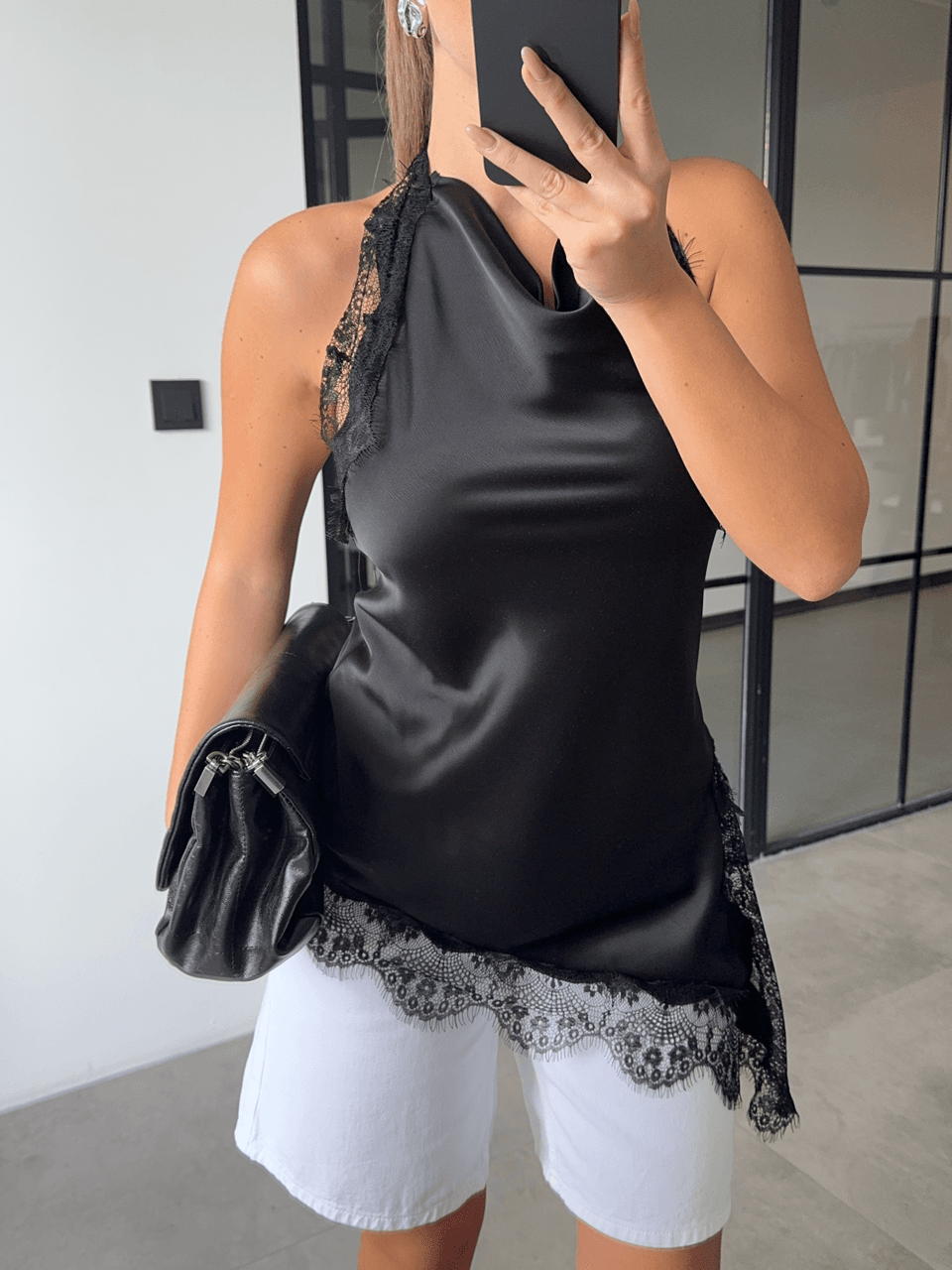 DANTEL İŞLEMELİ YIRTMAÇLI SATEN BLUZ