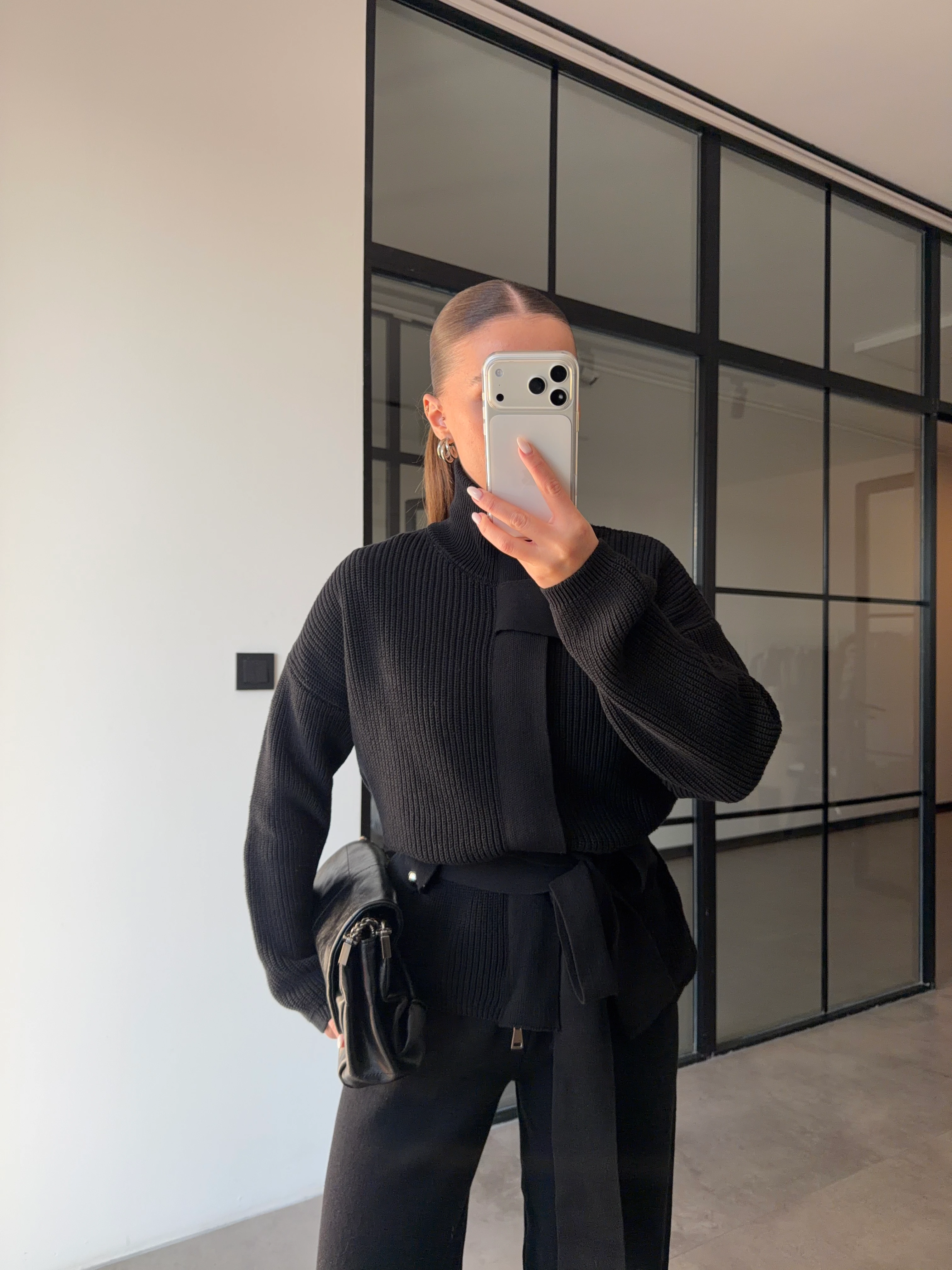 DİK YAKALI KUŞAKLI SİYAH TRİKO TAKIM