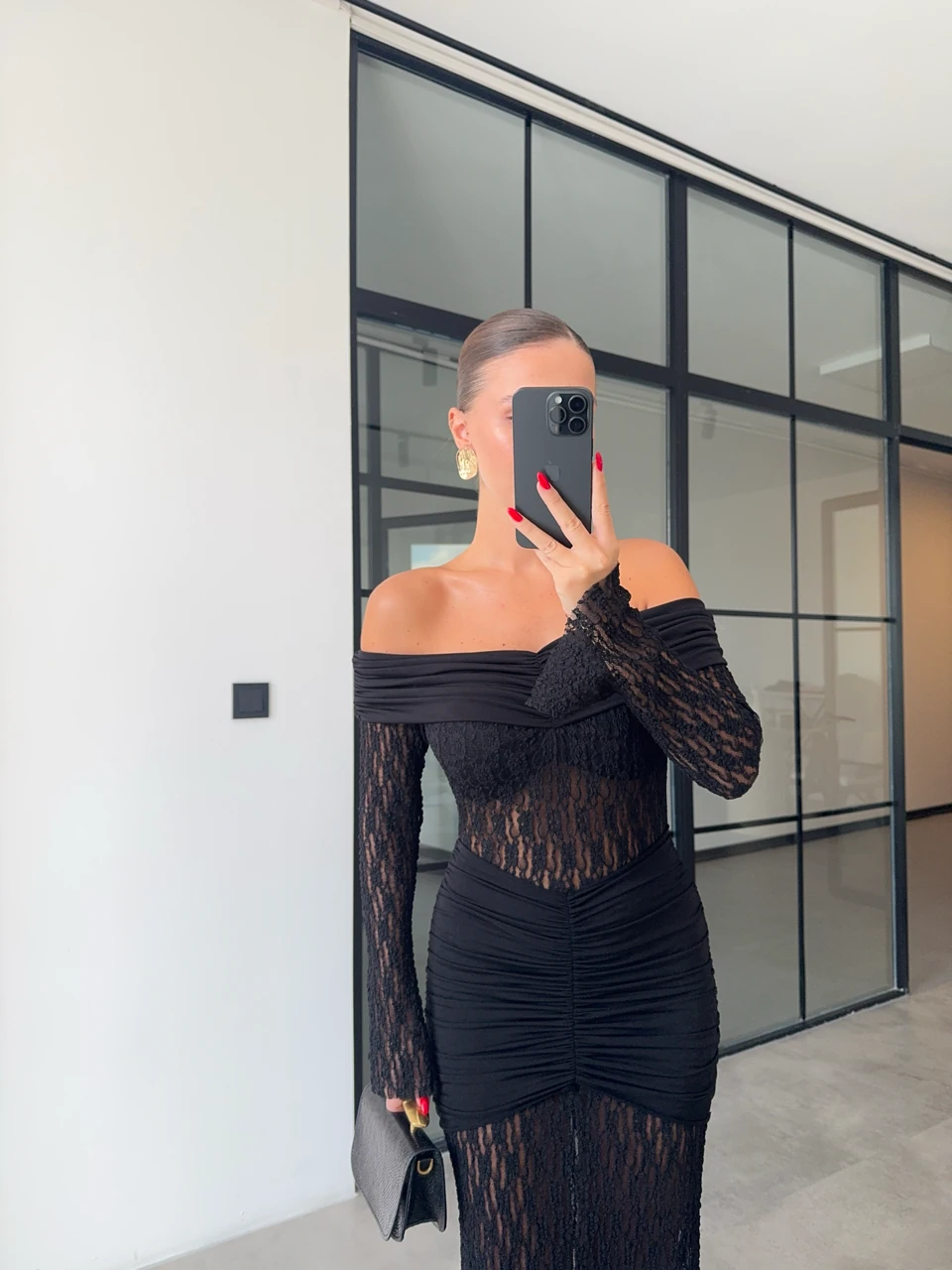 MADONNA YAKA DRAPELİ SİYAH DANTEL ELBİSE