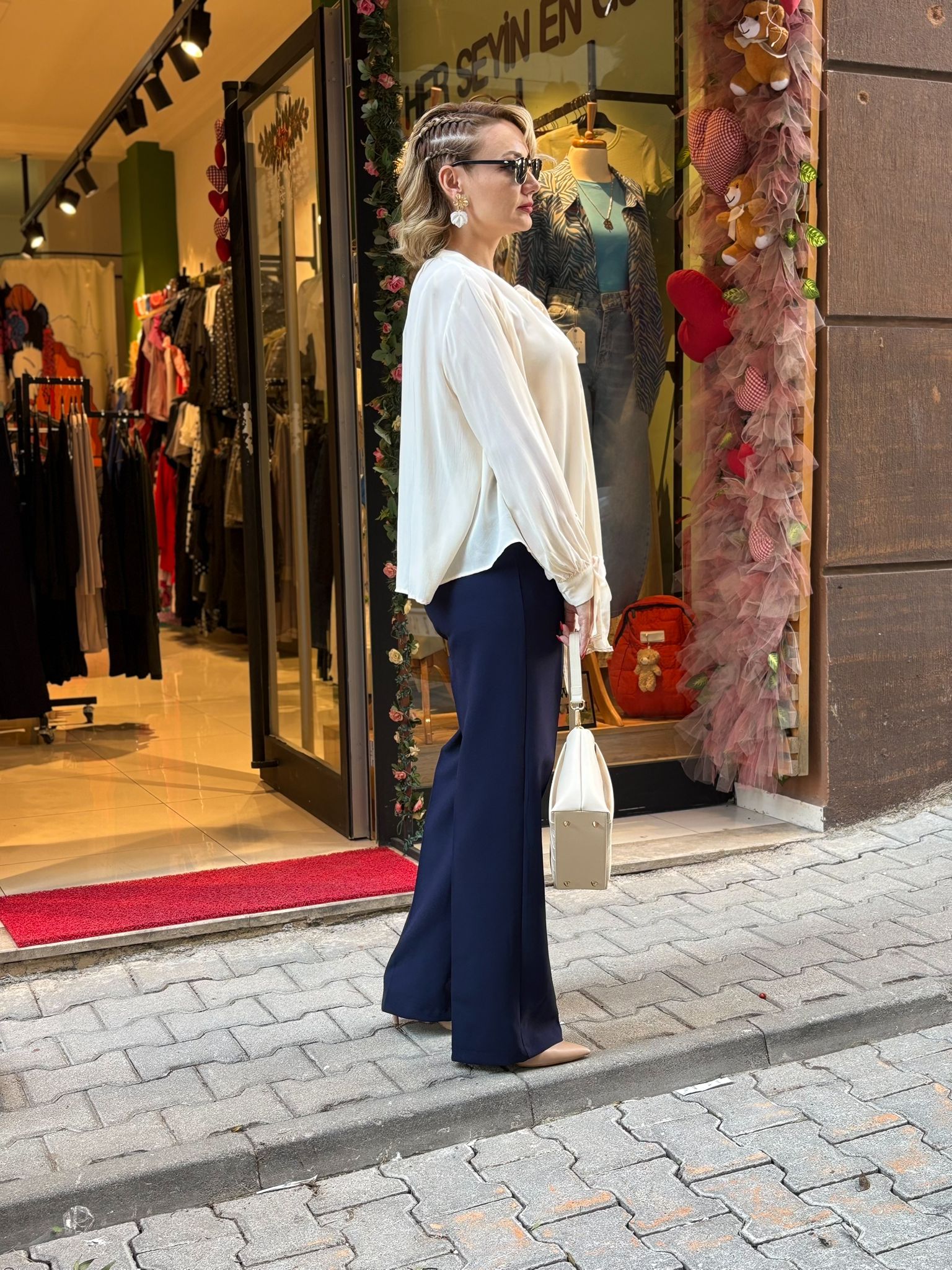 Ekru bağlama detaylı gömlek