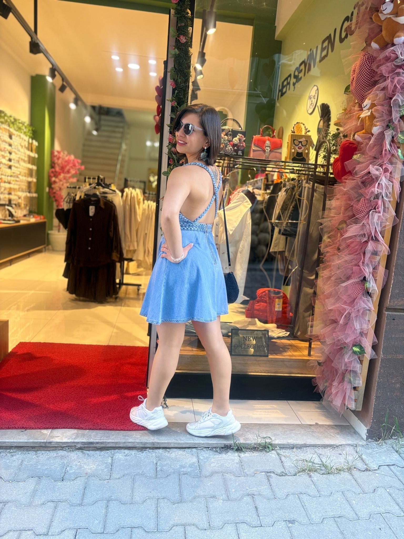 Saç örgü sırt detaylı kot elbise