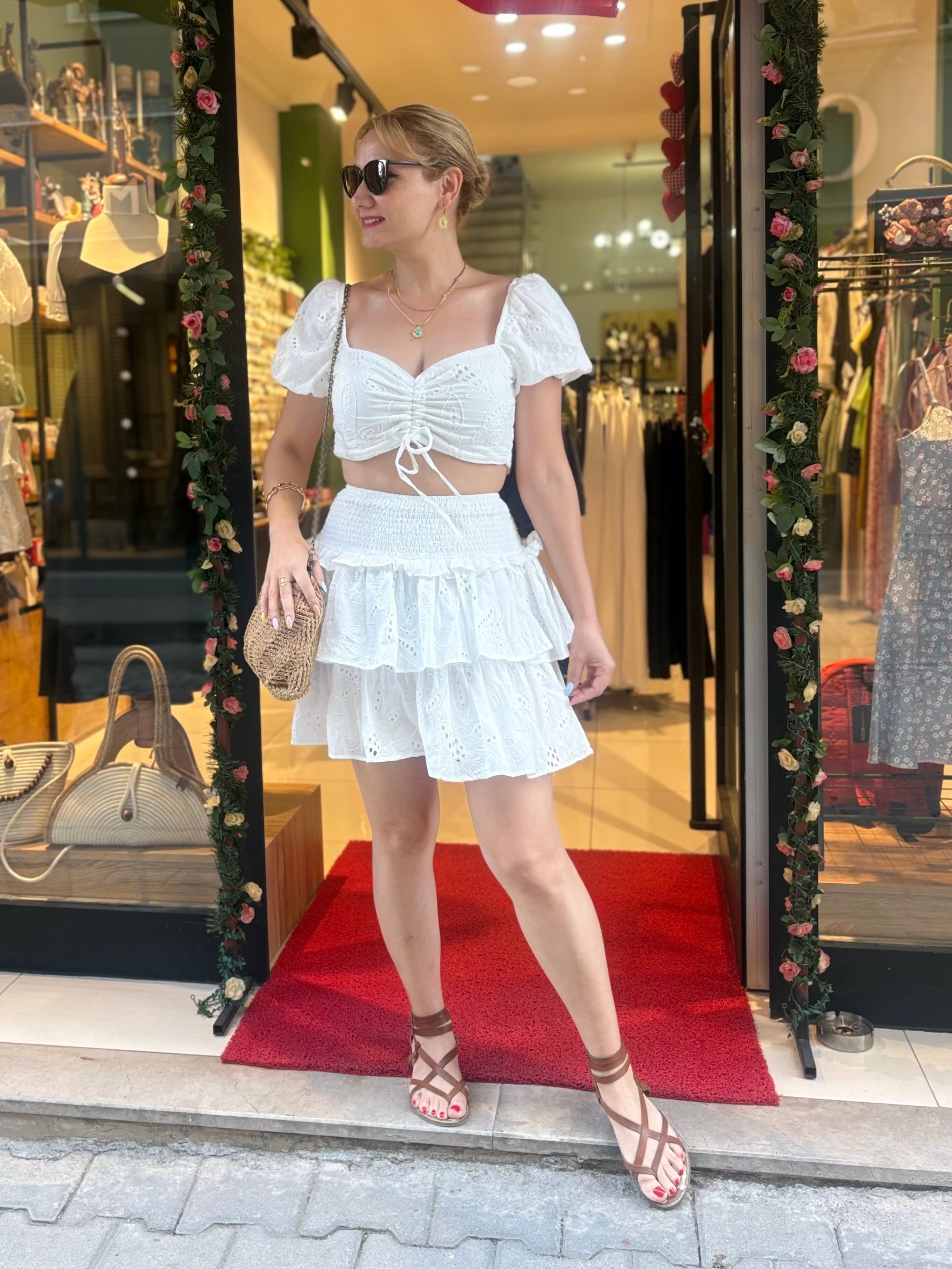 Beyaz fisto etek büstiyer takım
