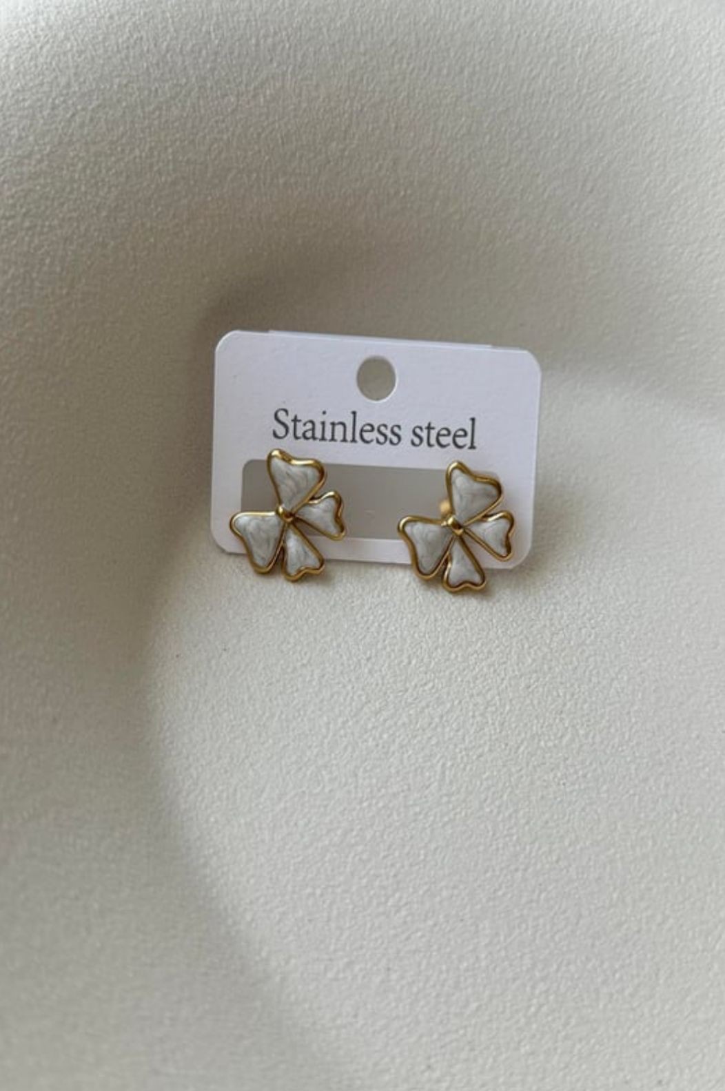 BEYAZ MİNELİ FİYONK GOLD ÇELİK KÜPE