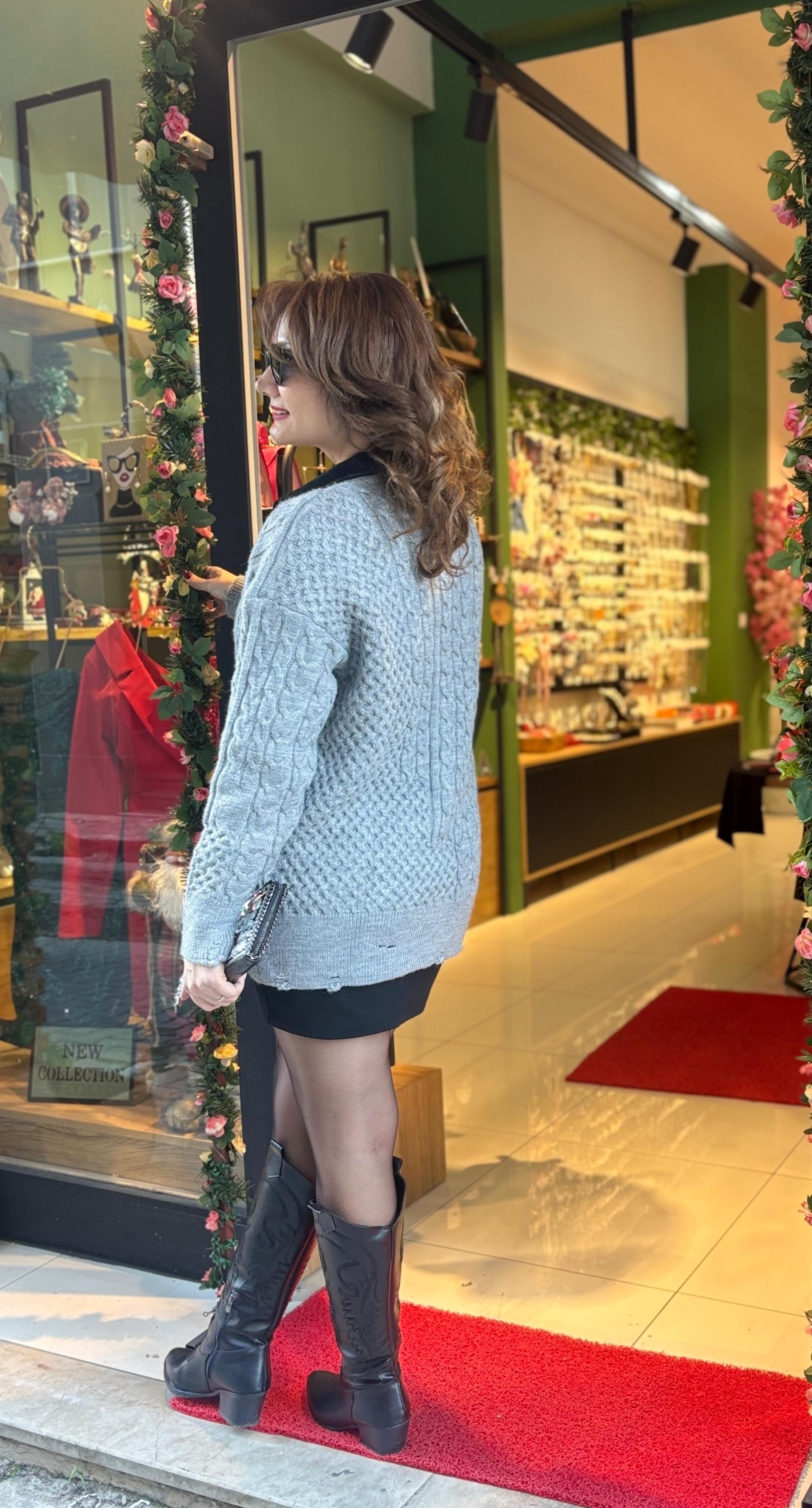 Gri taş ve yırtık detay uzun hırka