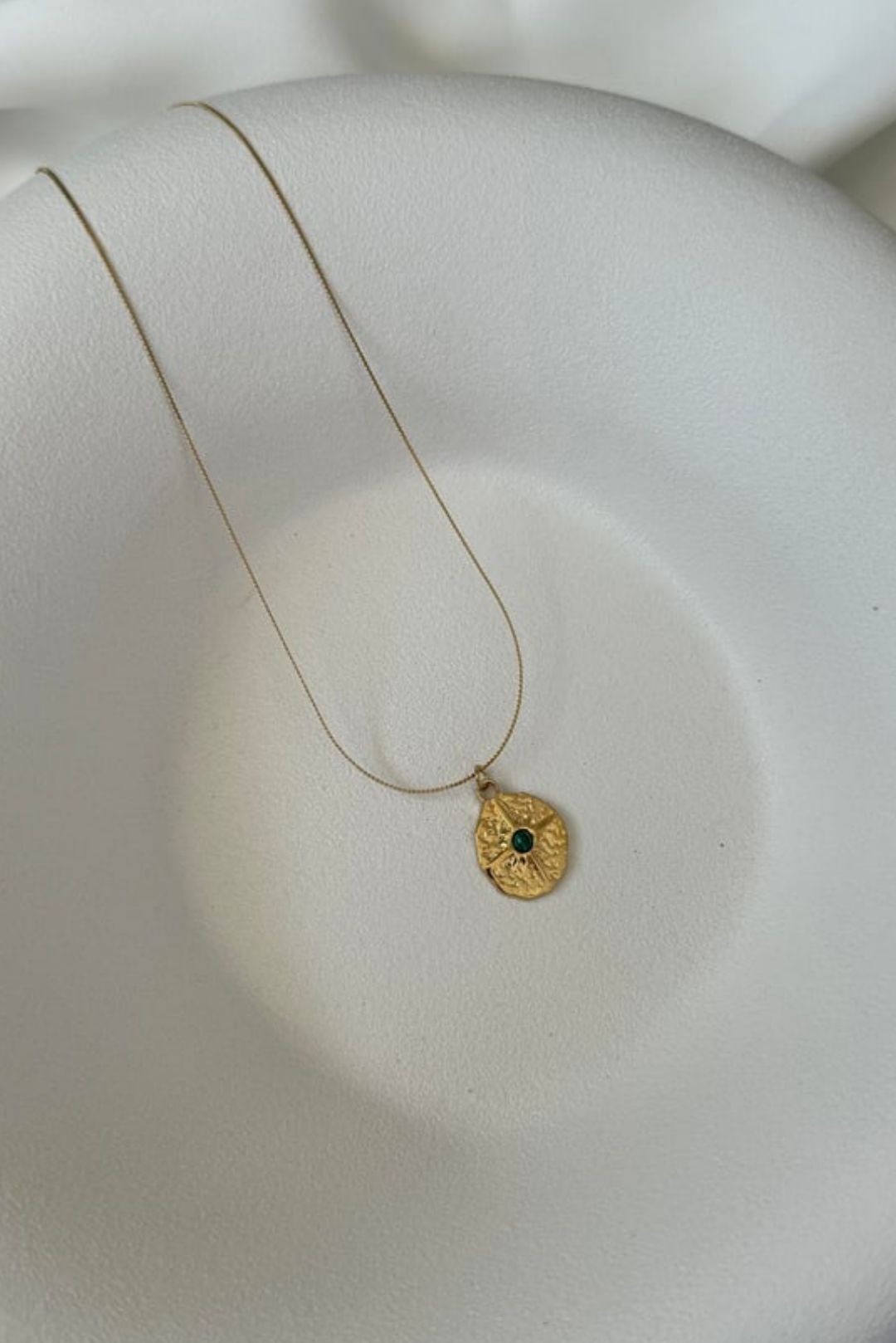 YEŞİL TAŞLI PLAKA GOLD ÇELİK KOLYE