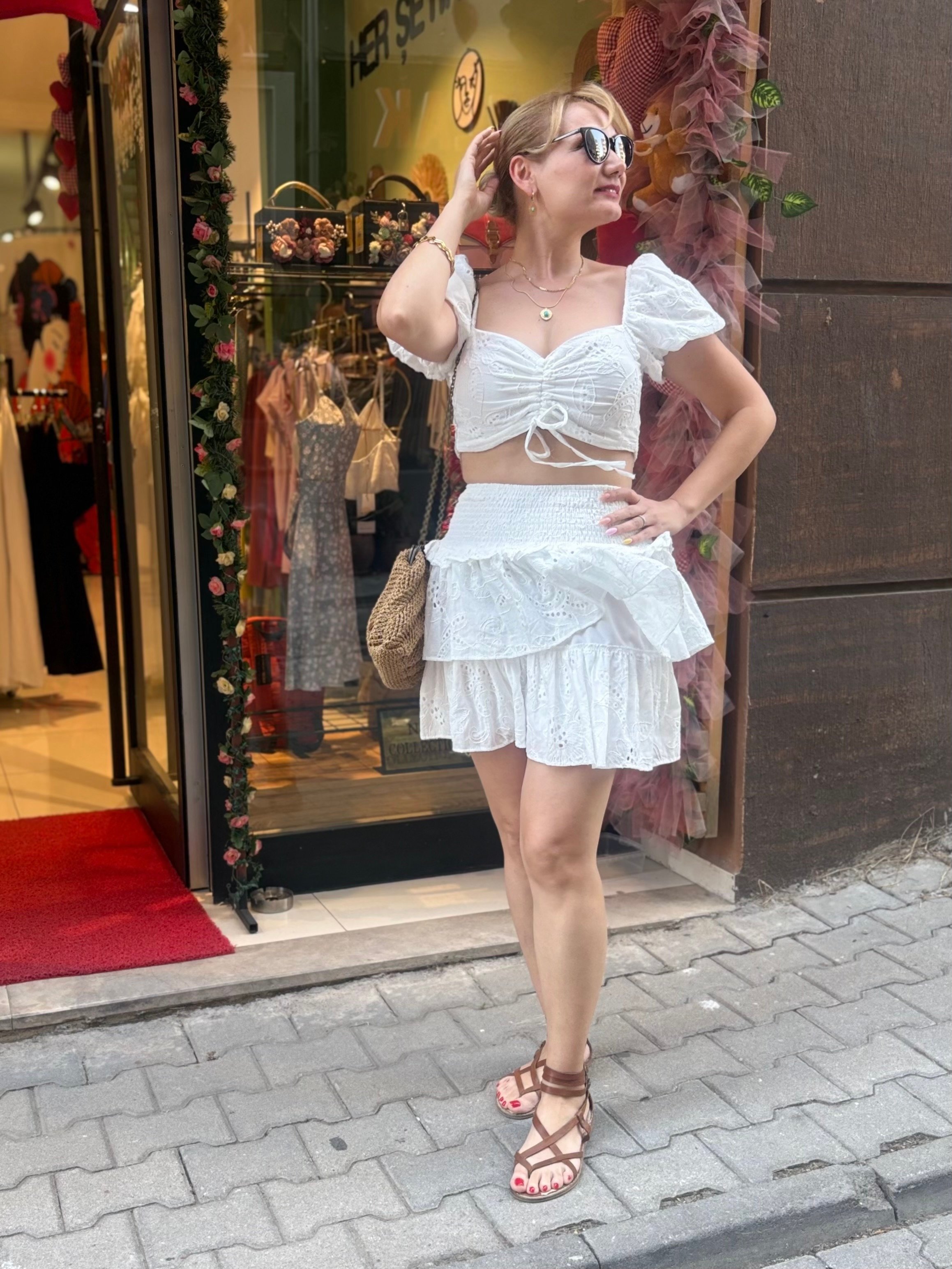Beyaz fisto etek büstiyer takım