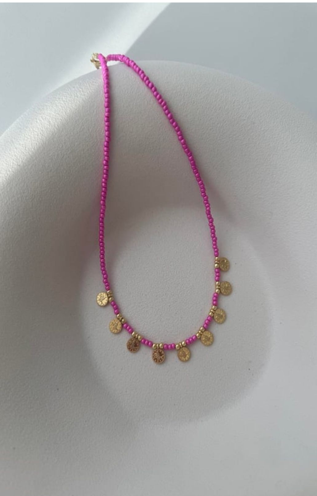 GOLD PUL DETAYLI BONCUK KOLYE PEMBE