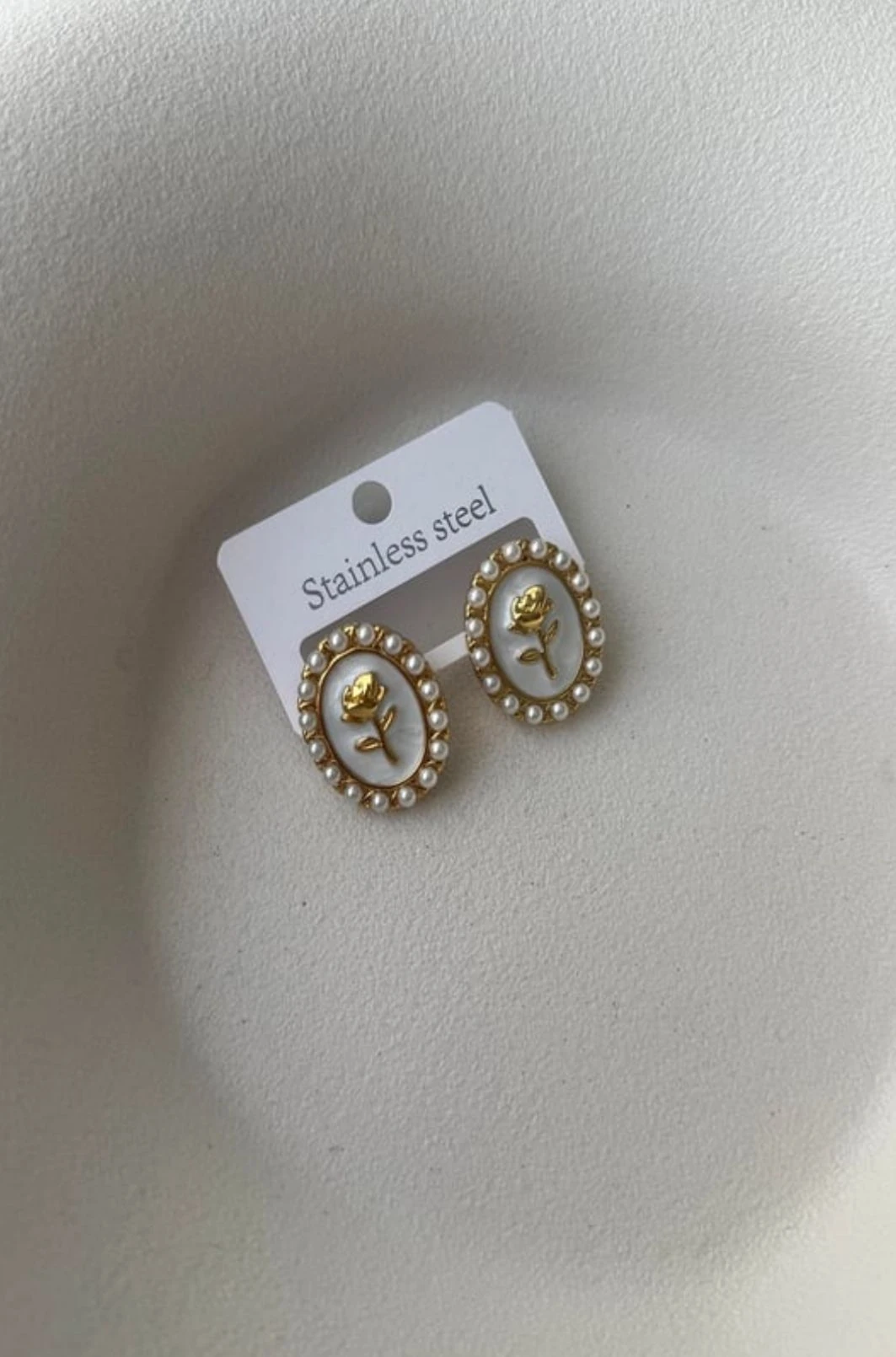 BEYAZ MİNELİ GÜL VE İNCİ DETAY GOLD ÇELİK KÜPE