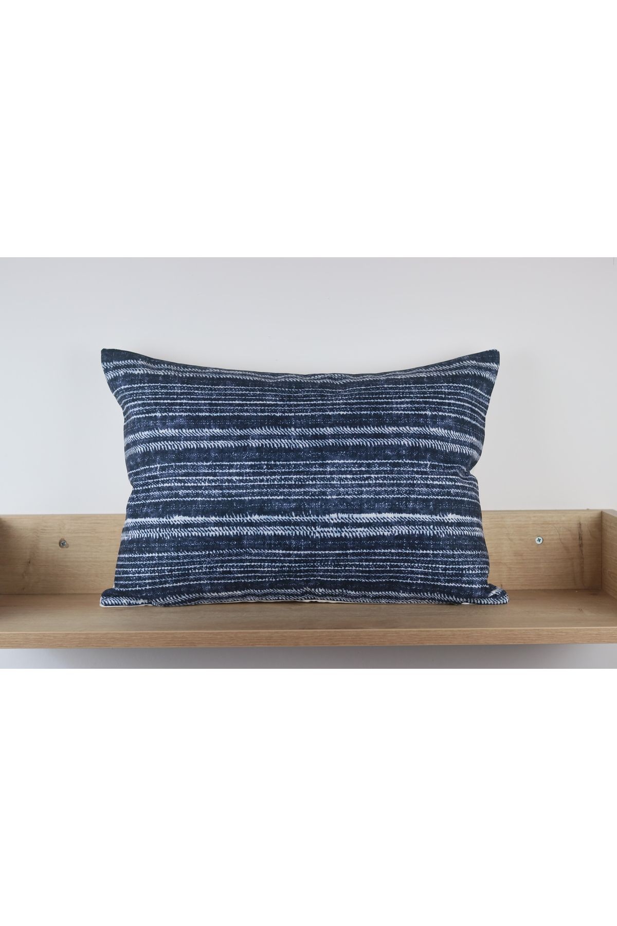 Anika Batik Desenli Denim Görünümlü Dikdörtgen Kırlent Kılıfı İndigo
