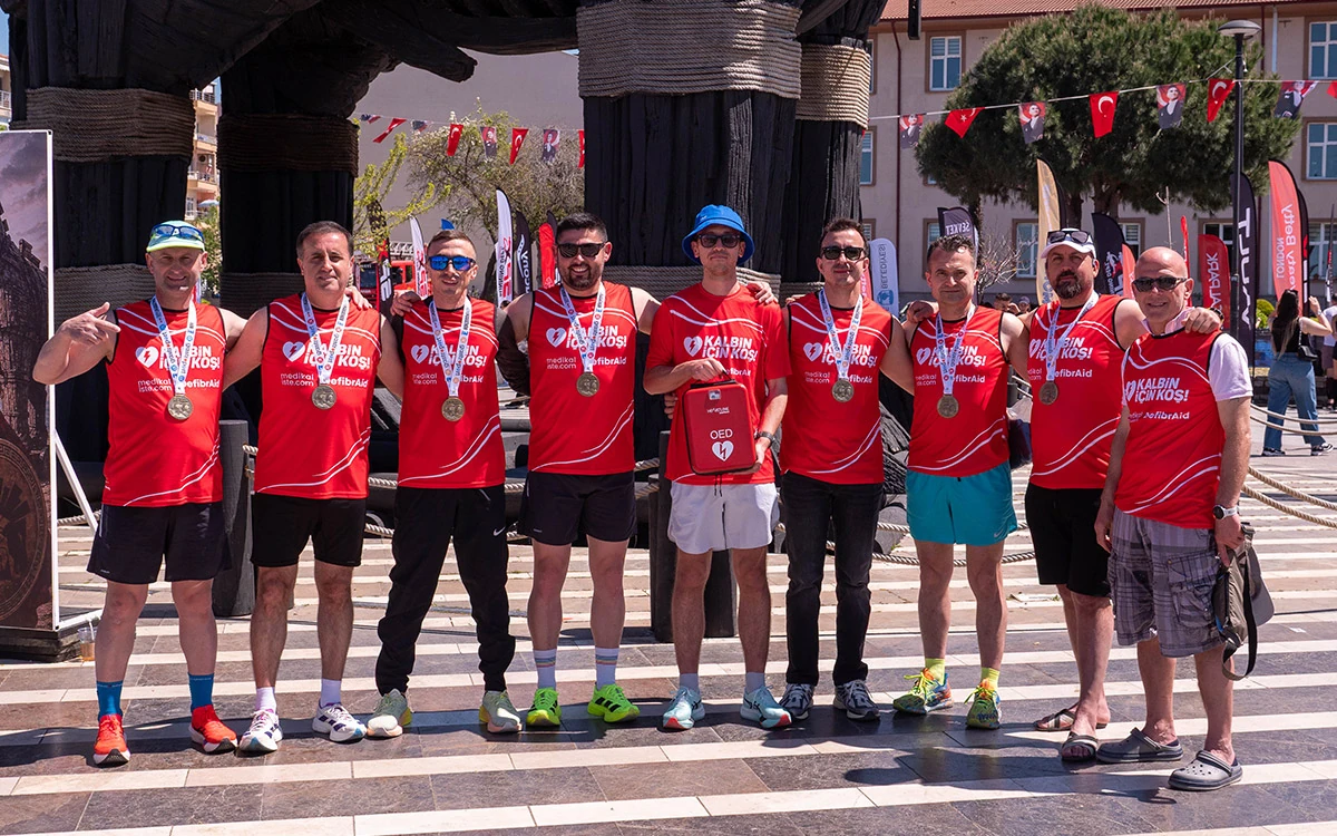 Medikaliste koşucuları Troya Maratonu 2026'da Kalbin için Koş sloganıyla