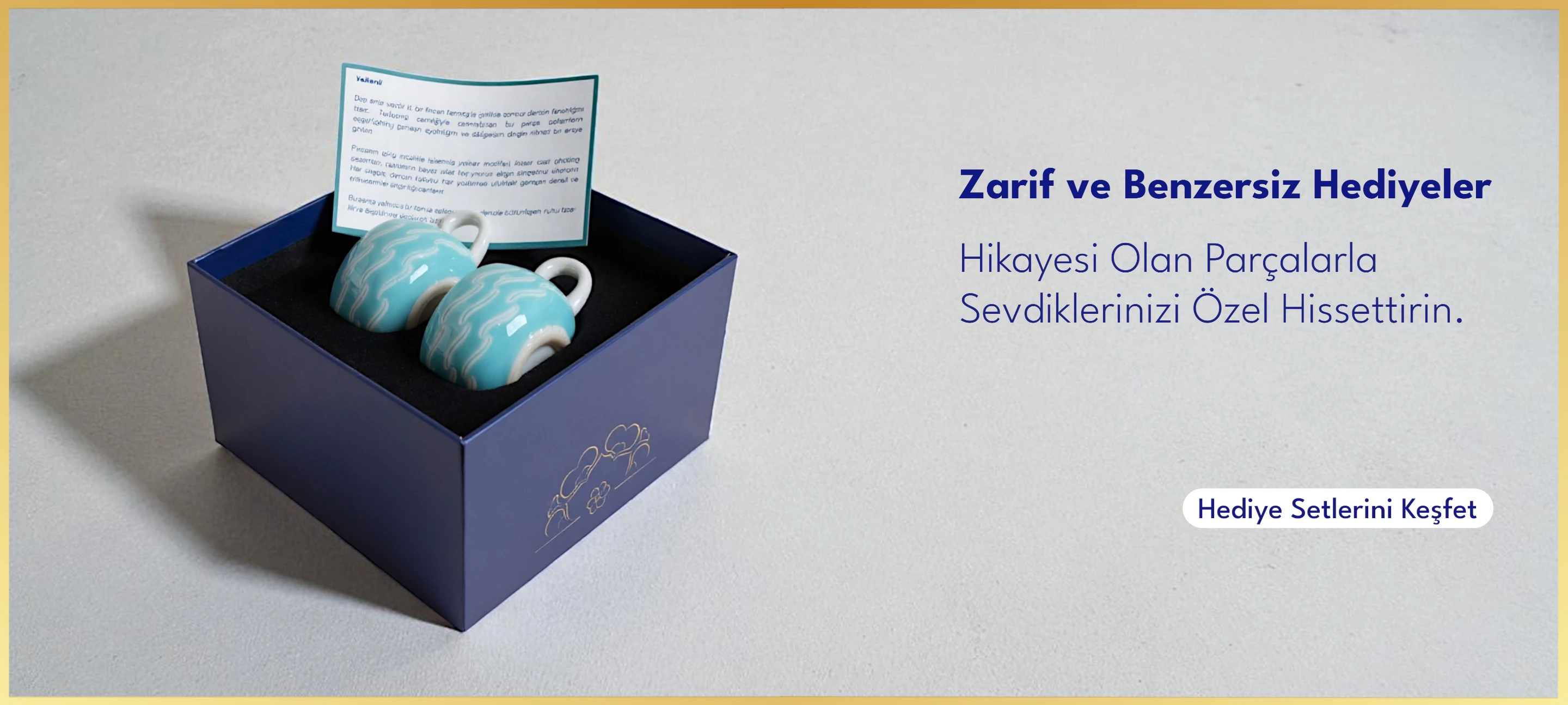 Tasarım İşler Atölyesi'nin el yapımı seramik sofra ve dekorasyon ürünlerinin bulunduğu özel hediye kutulu setleri vardır. Premium ve özel hediyeler için ücretsiz kargo avantajıyla gönderilir.