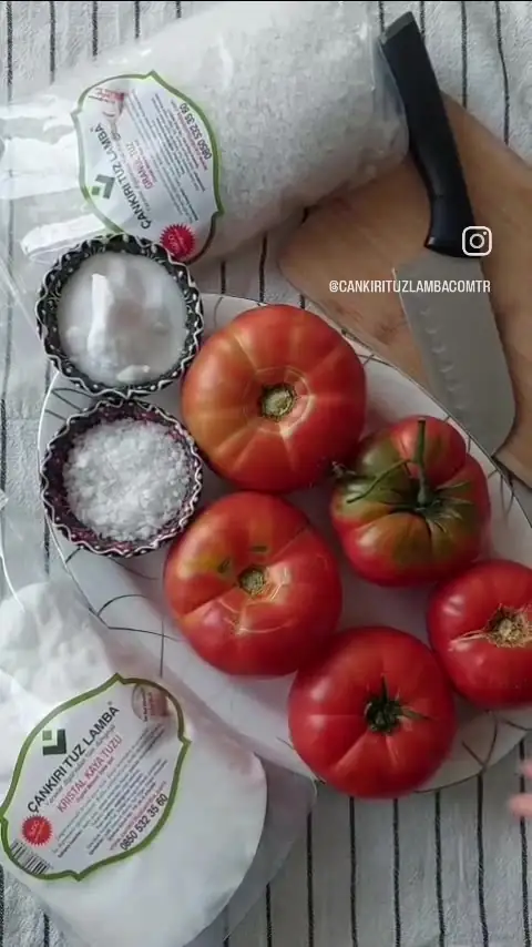 Domatesin yanına kristal kaya tuzu