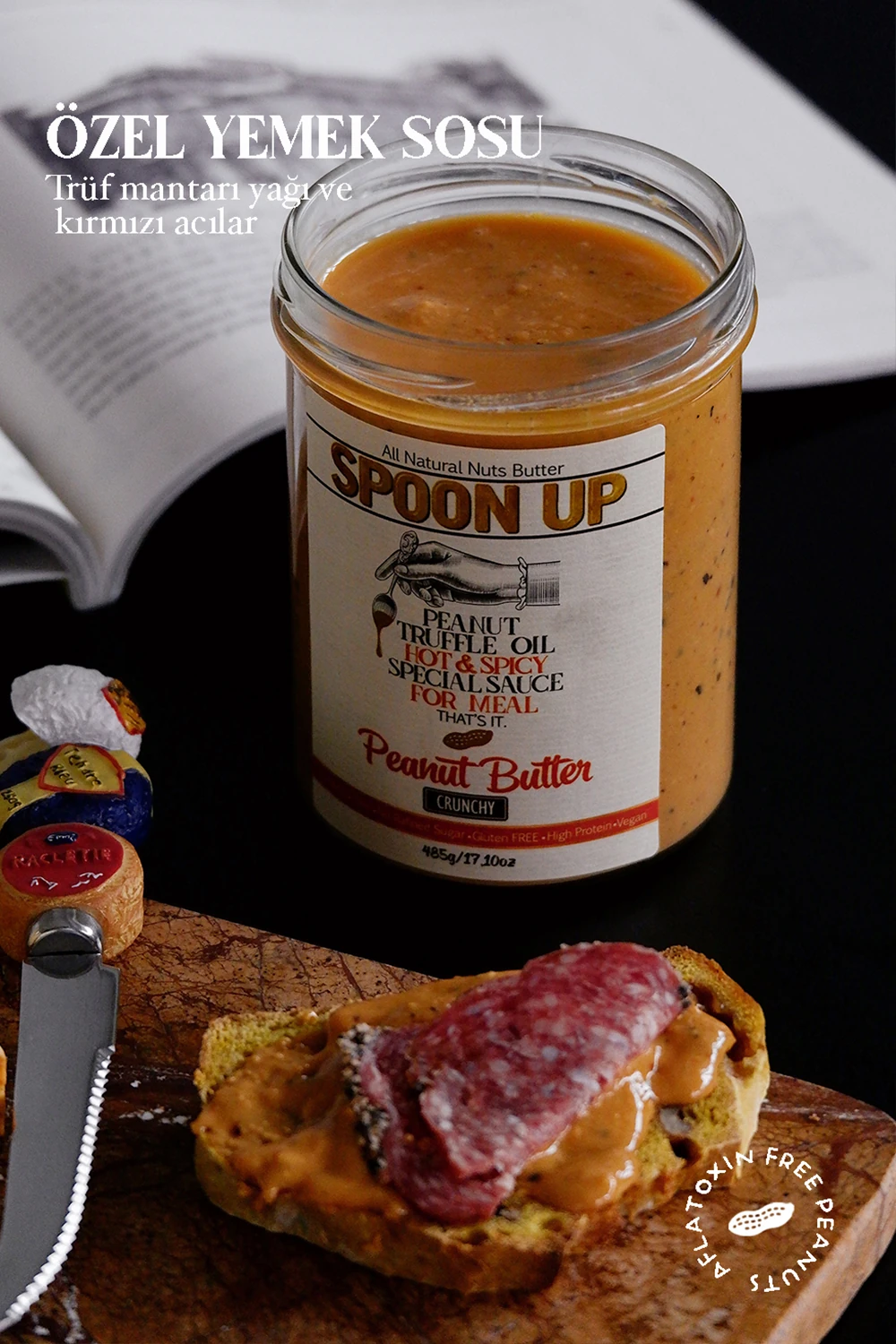 Spoon Up’ın trüf mantarı yağı ve kırmızı acılarla hazırlanmış özel yemek sosu; ekmek üstü salam ve sos kombinasyonuyla şık bir sunumda servis edilmiş.