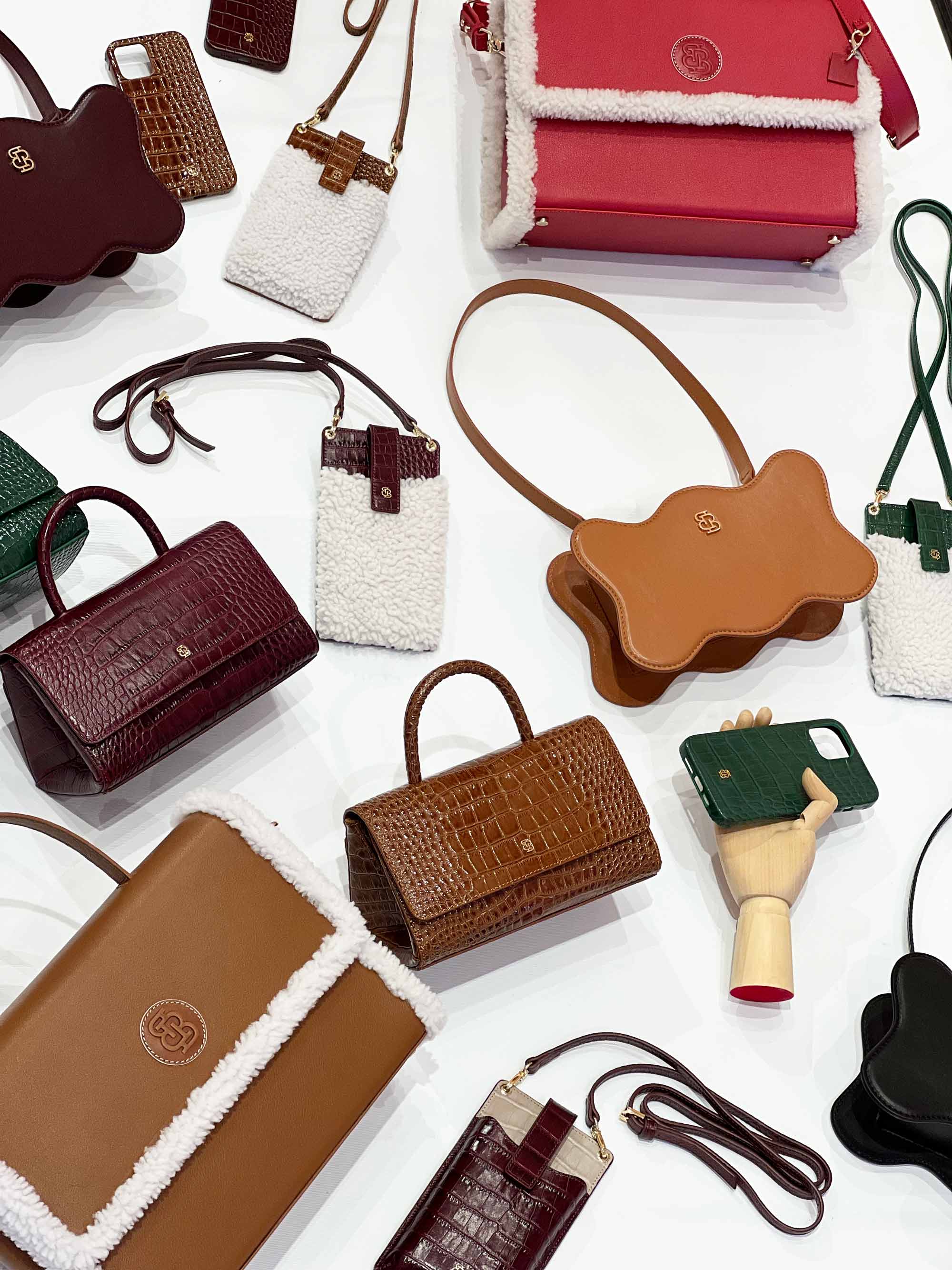 CONTEMPORARY LEATHER GOODS WORLDWIDE DELIVERY