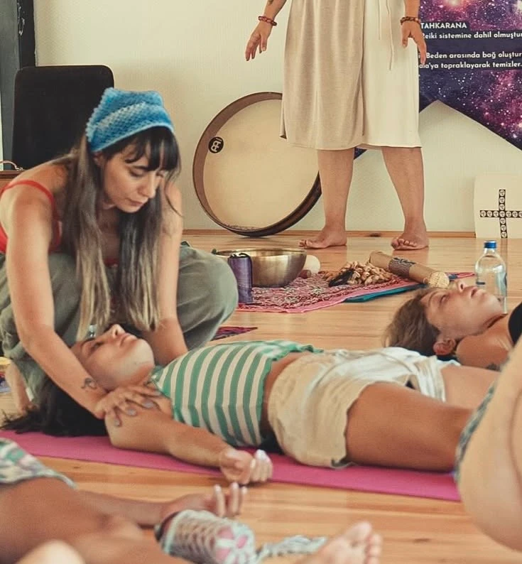 Reiki uygulaması yapan katılımcılar