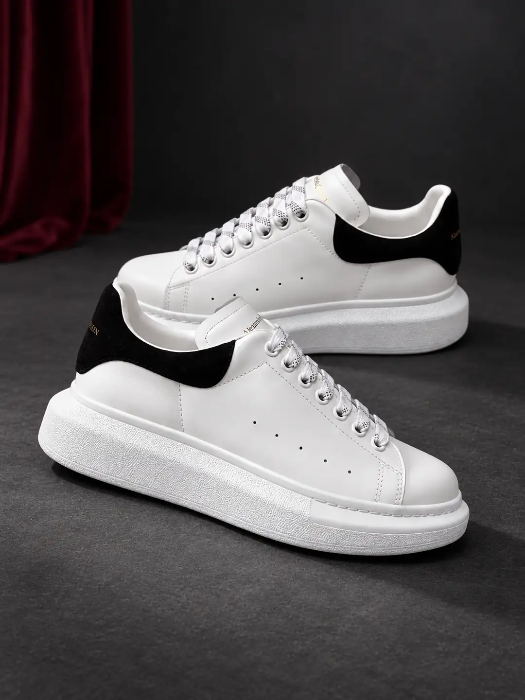 Alexander McQueen beyaz ve siyah sneaker koleksiyonu