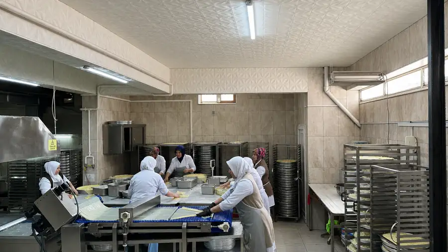 Erzurum su böreği üretim tesisi ve üretim ekibi
