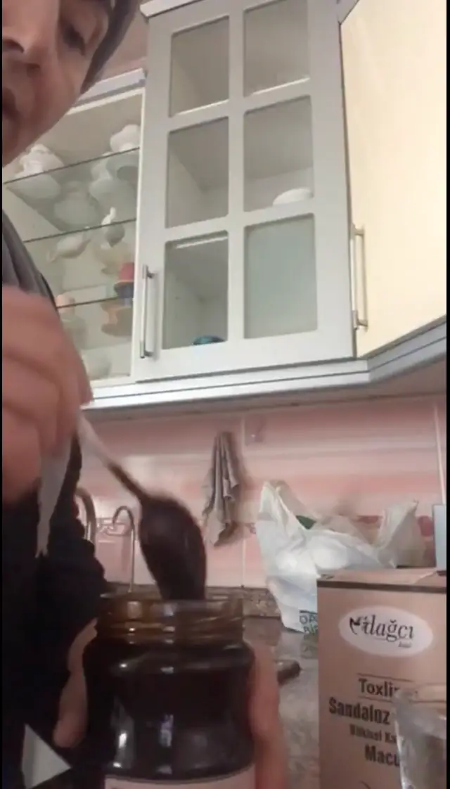 Kullanıcının mutfağında Toxline macun hazırlığı