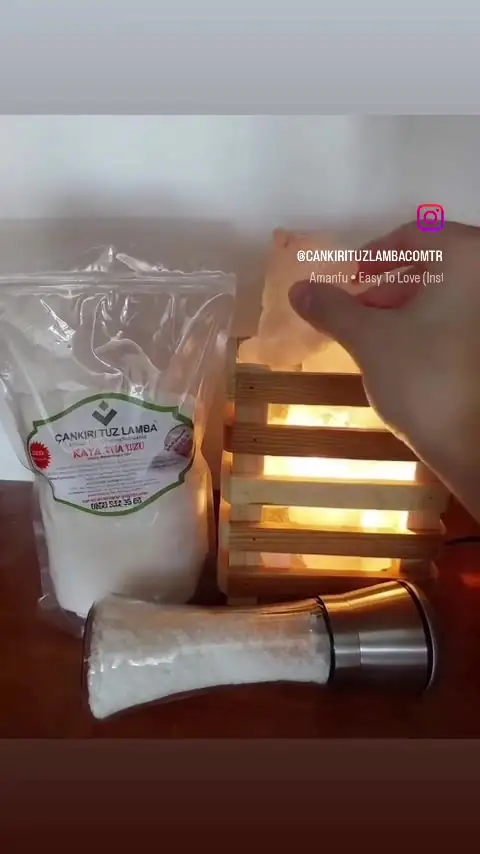 Doğal tuz lambası ve kaya tuzu bir arada