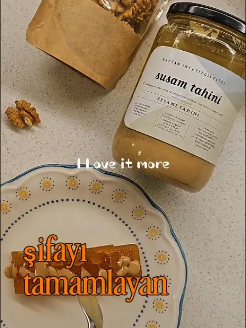 Susam tahini kavanozu ve tabakta servis