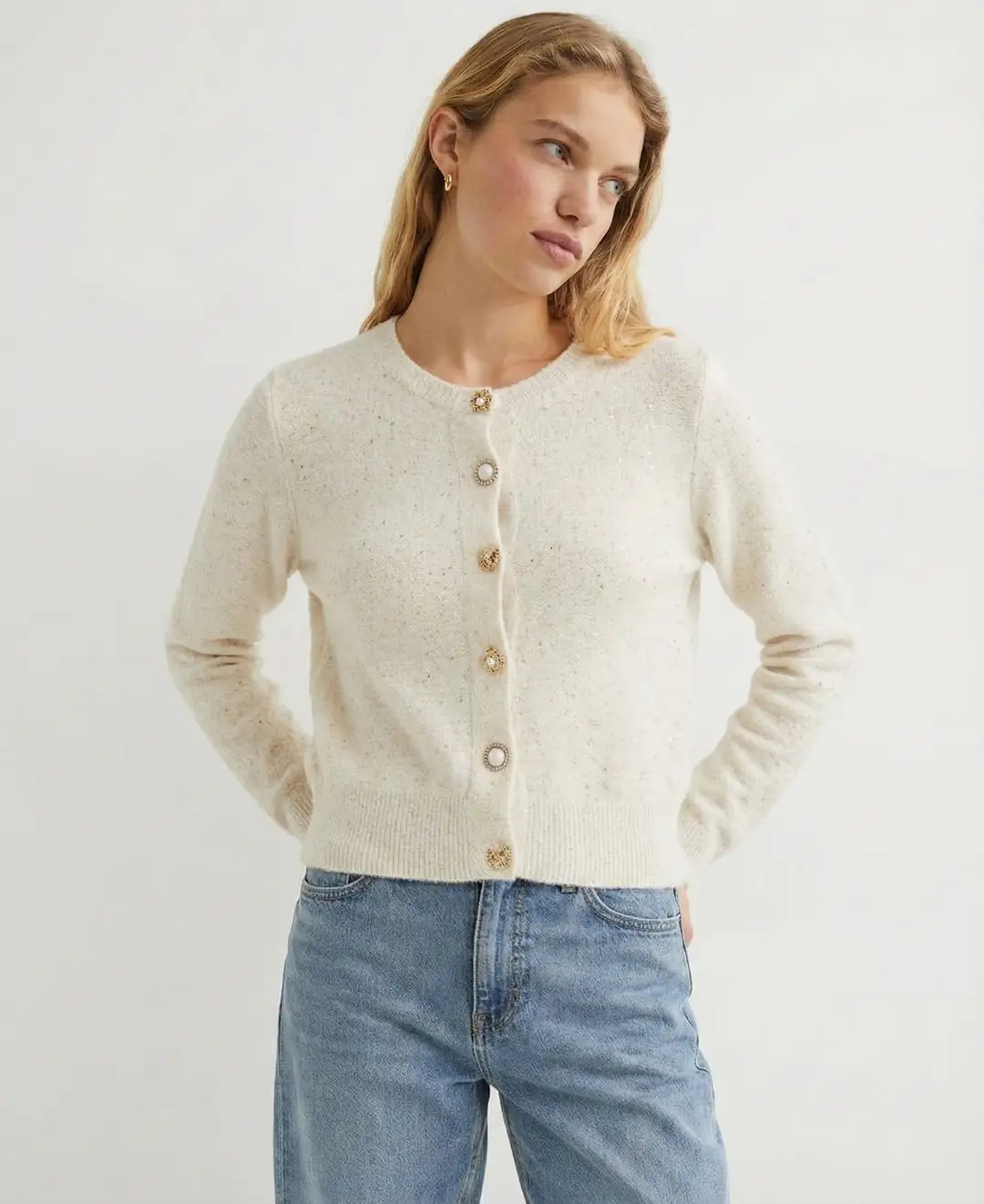 kadin-ekru-bisiklet-yaka-mucevher-dugmeli-simli-triko-hirka