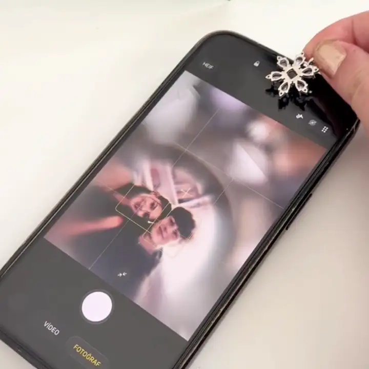 Projeksiyon kolyedeki fotoğrafı telefon kamerasıyla görüntüleme