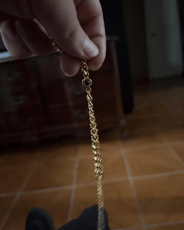 Projeksiyon kolyenin yansıttığı çift fotoğrafı müşteri paylaşımı