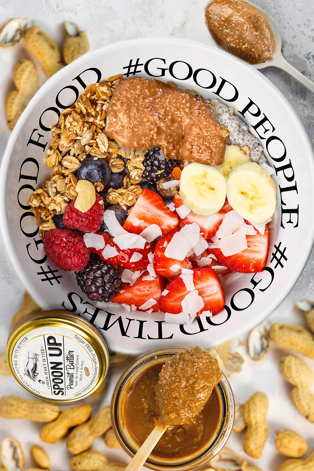 aze meyveler, granola ve Spoon Up yer fıstığı ezmesiyle hazırlanan sağlıklı ve doyurucu kahvaltı kasesi.